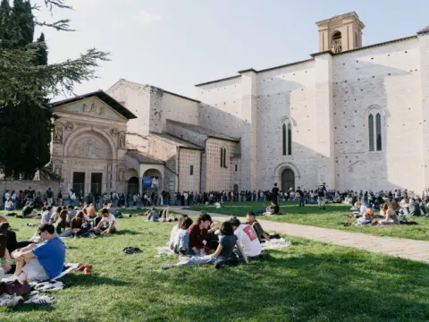 Mensen in het gras bij het International Journalism Festival in Perugia