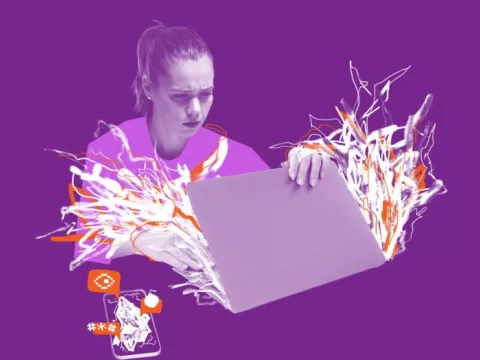 Vrouw klapt laptop dicht