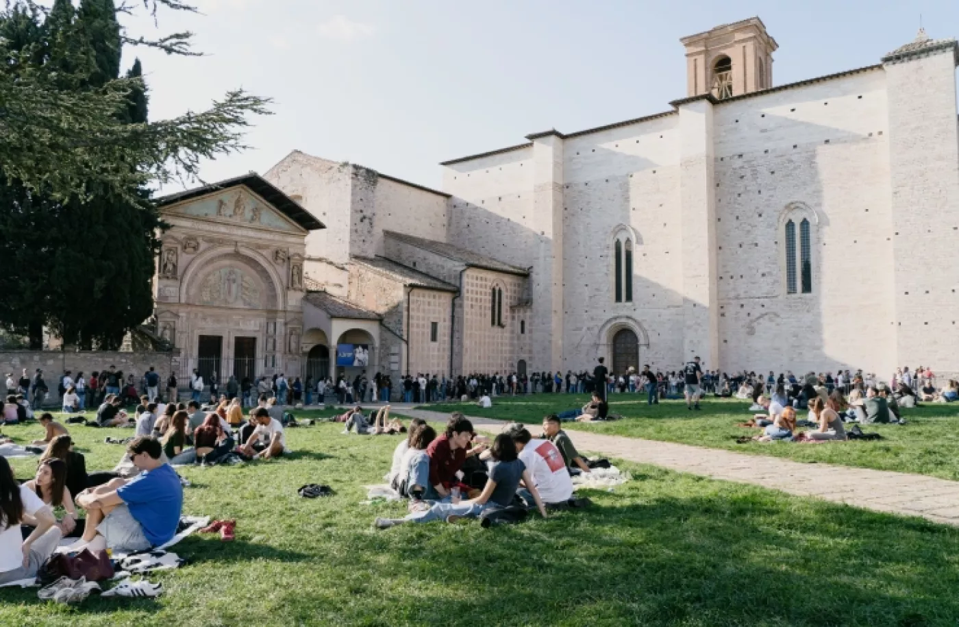 Mensen in het gras bij het International Journalism Festival in Perugia