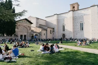 Mensen in het gras bij het International Journalism Festival in Perugia