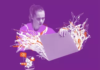 Vrouw klapt laptop dicht